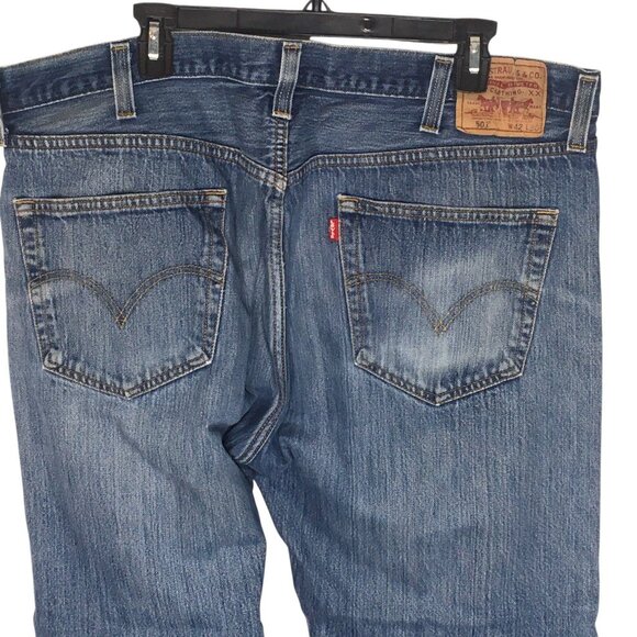 Levis 501 Jeans Mens 42x30 Blue Denim Straight Leg Button Fly Classic Fit - Picture 1 of 16